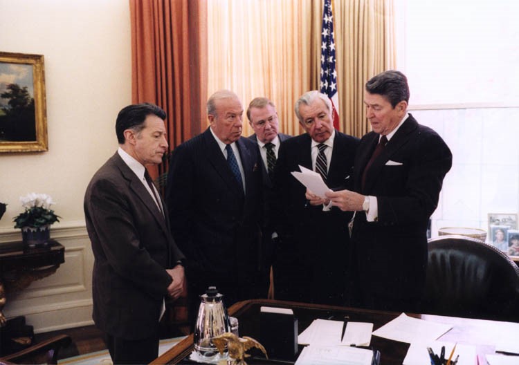 Le Président Ronald Reagan avec ses conseillers dans les années 1980