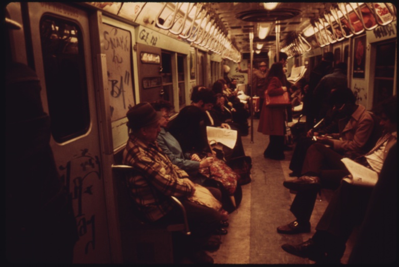 Scène urbaine dans le métro de New York City, 1974