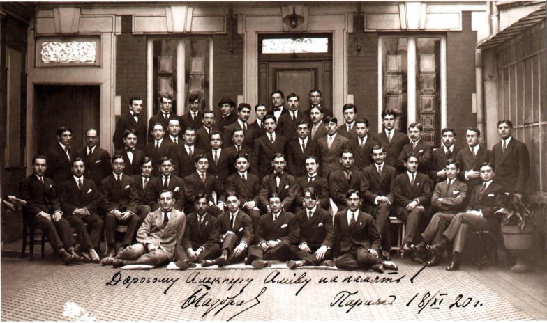 En 1919, la jeune république d'Azerbaïdjan envoie cent citoyens azerbaïdjanais étudier dans les meilleures universités européennes.