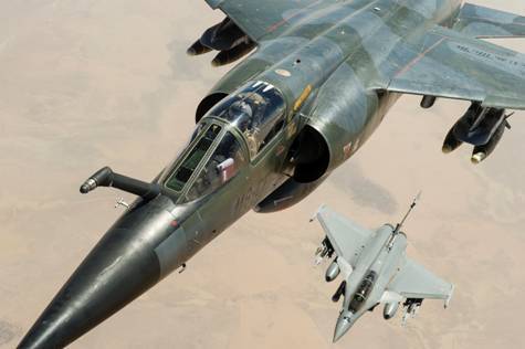 Mirage F1 CR et Rafale en ravitaillement (crédit ECPAD)