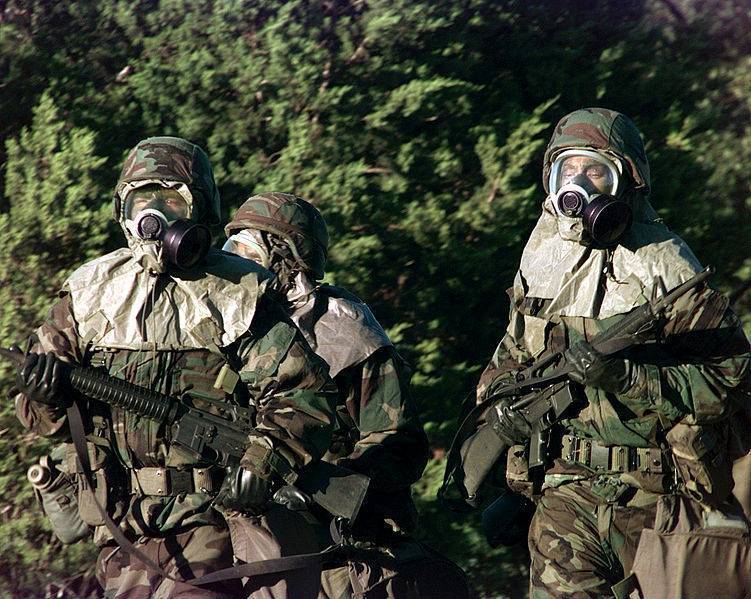 Soldats en tenue NBC (crédit : wikimedia commons.org)