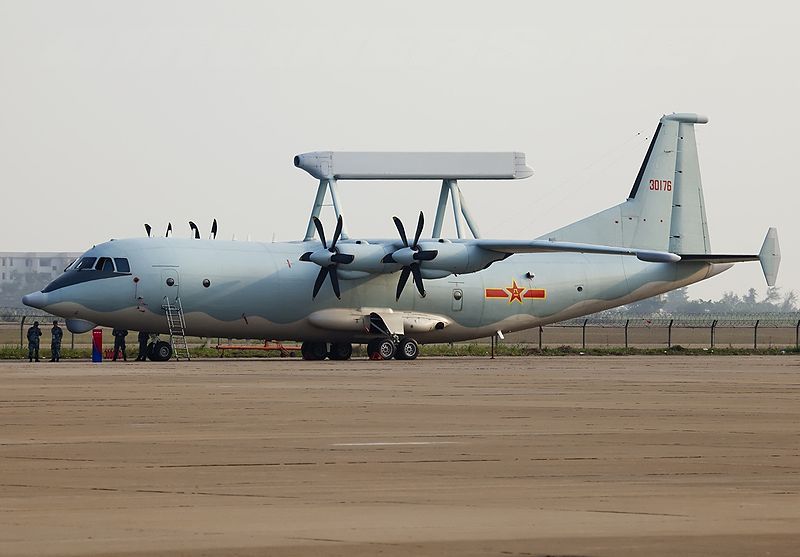 Un KJ-200 sur plateforme d'Y-8 photographié en 2012 dans sa livrée opérationnelle (source : Wikimedia commons.org) Un KJ-200 sur plateforme d'Y-8 photographié en 2012 dans sa livrée opérationnelle (source : Wikimedia commons.org)