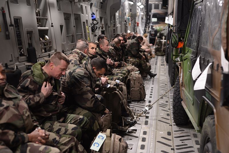 Soldats français en transit vers le Mali (source : US AfriCom) Soldats français en transit vers le Mali (source : US AfriCom)