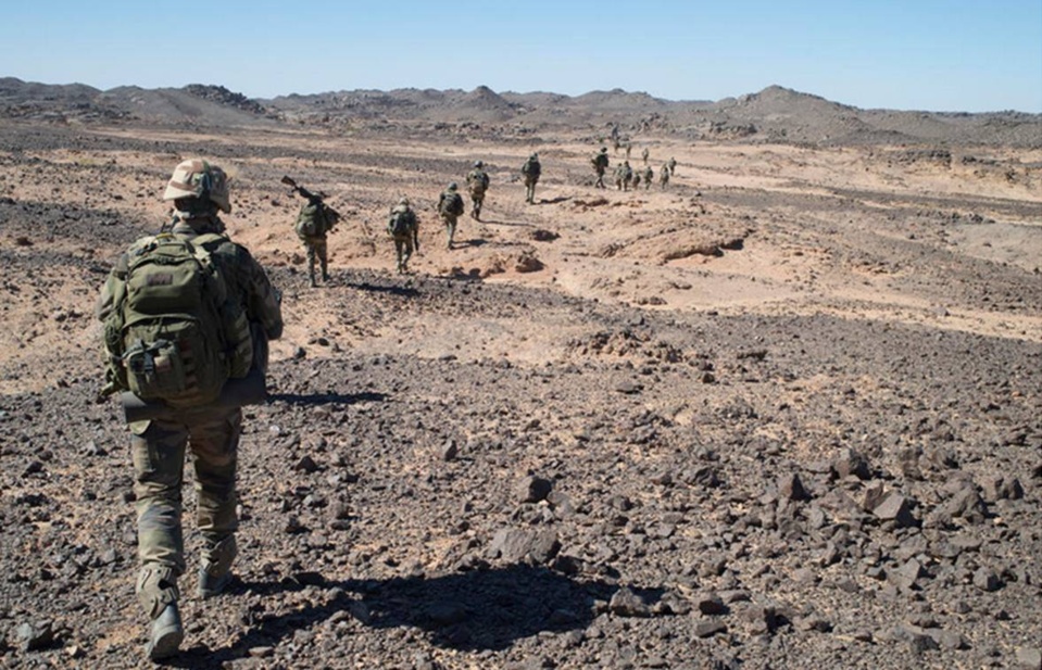 Patrouille française dans le Nord-est du Mali (source : MINDEF/EMA) Patrouille française dans le Nord-est du Mali (source : MINDEF/EMA)