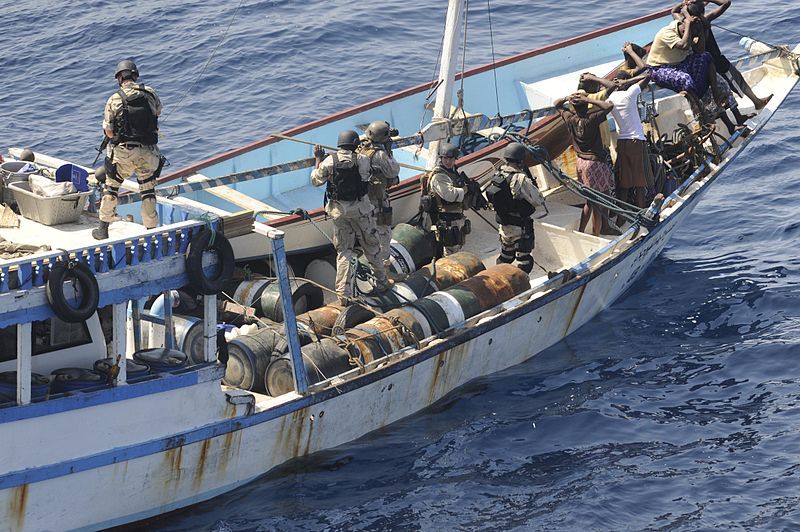 Contrôle par l'US Navy d'un bateau suspecté d'être armé par des pirates somaliens (crédit : US Navy)