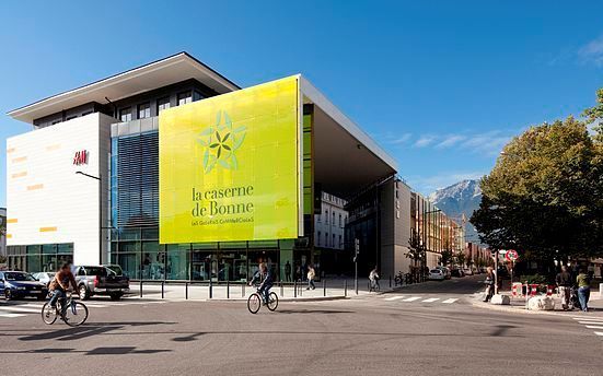 Bâtiment HQE dans l'éco-quartier de Bonne à Grenoble (source: Wikimedia.org)