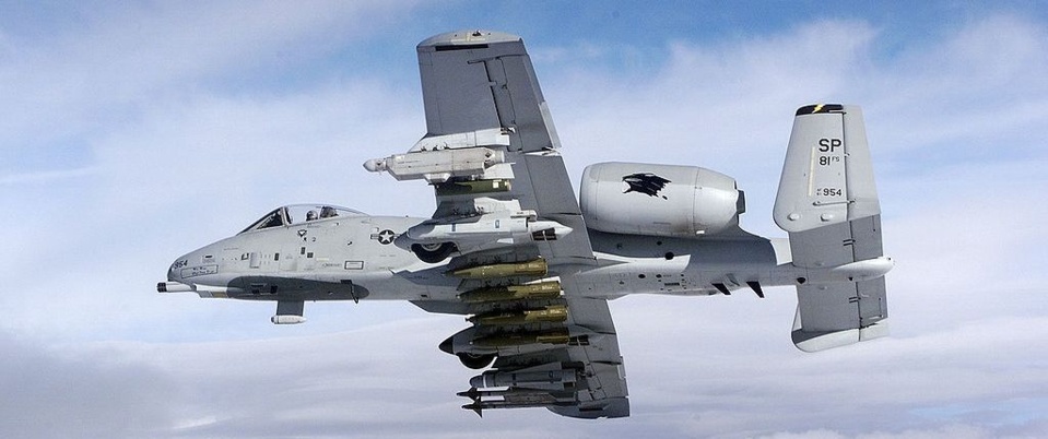 A-10 Thunderbolt II du 81st Fighter Squadron, armé d'un pod de brouillage ALQ-131, de paniers LAU-10/A pour roquettes Zuni de 5 pouces, de missiles AGM-65 Maverick, de deux AIM-9 Sidewinder et de bombes BSU-49 "Baloot"