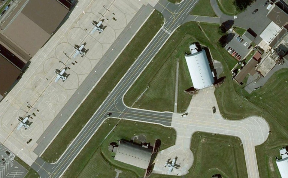 A-10 en stationnement sur la base aérienne de Spangdahlem, qui a conservé son organisation héritée de la guerre froide (crédit Google Earth)