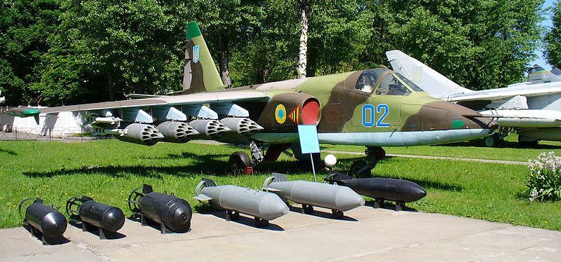 SU-25 Ukrainien avec une partie de l'armement qu'il peut emporter (crédit : Wikimedia) SU-25 Ukrainien avec une partie de l'armement qu'il peut emporter (crédit : Wikimedia)
