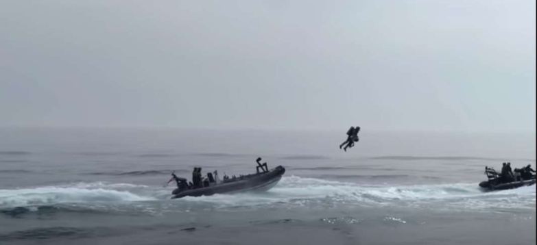 Les commandos des Royal Marines testent le jet pack