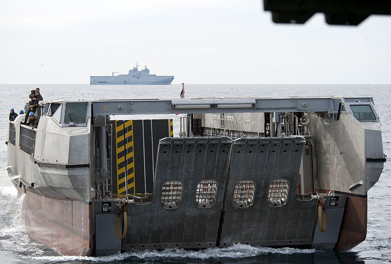 Le L-CAT, symbole de la dualité des opérations amphibies, humanitaire et militaire Le L-CAT, symbole de la dualité des opérations amphibies, humanitaire et militaire