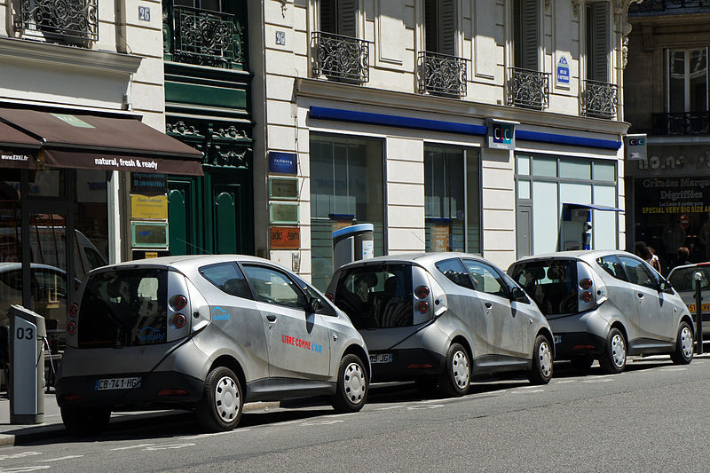 Bolloré Bluecars en recharge sur une station d'autopartage, rue du Quatre Septembre à Paris.