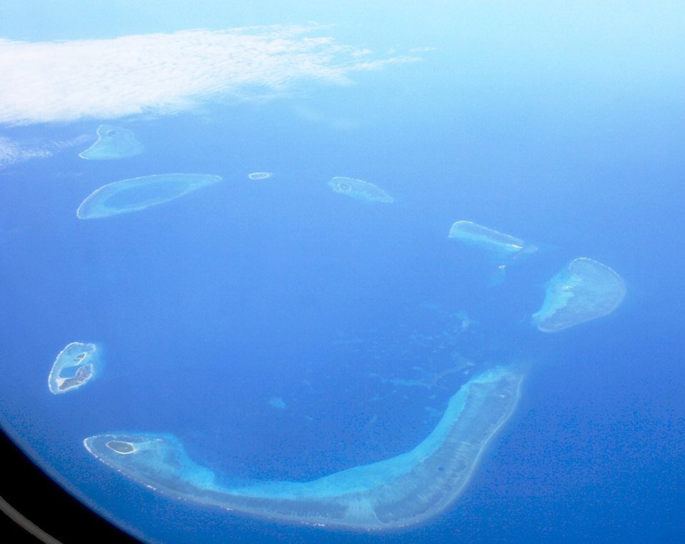 les îles Paracel. Comme les Spratley, il s'agit majoritairement d'atolls coraliens inhabités, mais occupés, souvent illégalement, par des garnisons militaires des différents pays parties prenantes aux conflits de revendications sur cette zone.