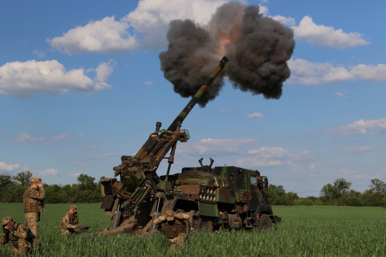 Des artilleurs ukrainiens utilisant un Caesar, pendant l'invasion de l'Ukraine par la Russie en 2022. (Crédit : Ministère de la Défense d'Ukraine) Des artilleurs ukrainiens utilisant un Caesar, pendant l'invasion de l'Ukraine par la Russie en 2022. (Crédit : Ministère de la Défense d'Ukraine)