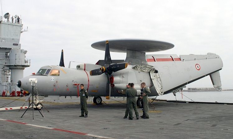 Un avion de guet Hawkeye sur le pont d'envol du porte-avions Charles de Gaulle le 5 juin 2004.  (Crédit : Wikipedia / Guillaume Rueda)