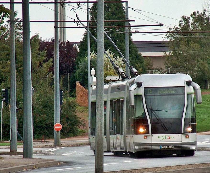 Hybride entre un tramway, un bus électrique et un trolleybus, le TVR de Bombardier est représentatif de la diversité des solutions techniques possibles (licence Creative Commons)