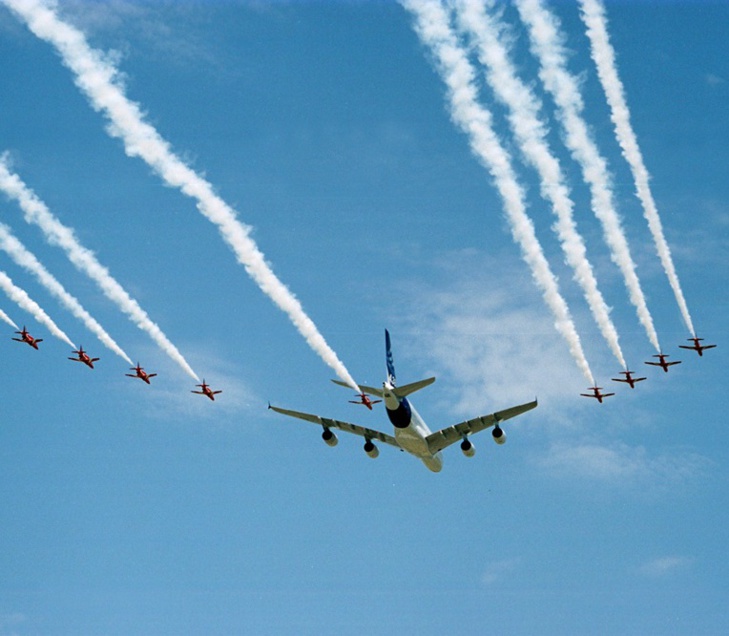 Airbus A380 encadré par la patrouille d'acrobaties aériennes des Red Arrows (Licence Creative Commons)