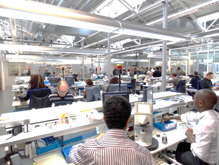 Optic 2000 : Reportage dans les coulisses de la fabrication des lunettes Optic 2000 : Reportage dans les coulisses de la fabrication des lunettes