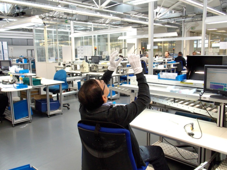 Optic 2000 : Reportage dans les coulisses de la fabrication des lunettes Optic 2000 : Reportage dans les coulisses de la fabrication des lunettes