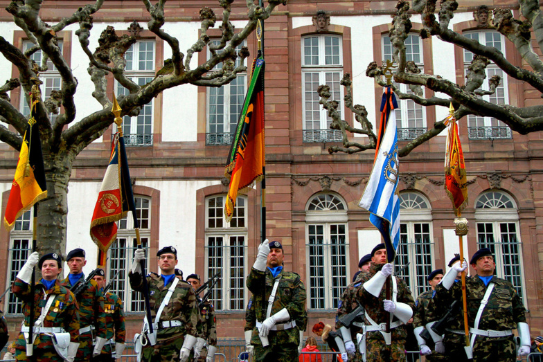 Les étendards des cinq nations-cadre de l’Eurocorps - Claude Truong-Ngoc / Wikipedia Les étendards des cinq nations-cadre de l’Eurocorps - Claude Truong-Ngoc / Wikipedia