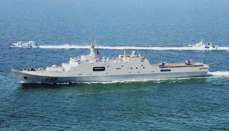 Le Yuzhao (LSD-998) du Type 071 accompagné de vedettes lance-missiles classe Houbei. Crédit : Wikipedia