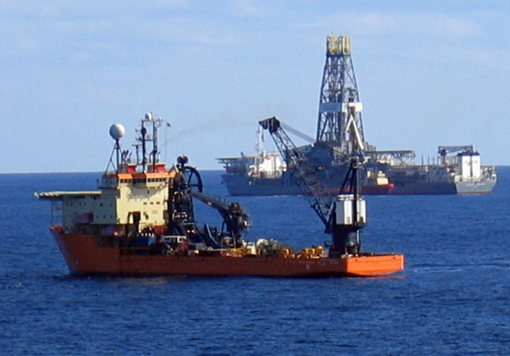 Offshore support vessel Toisa Perseus with, in the background, the fifth-generation deepwater drillship Discoverer Enterprise (CC Licence)