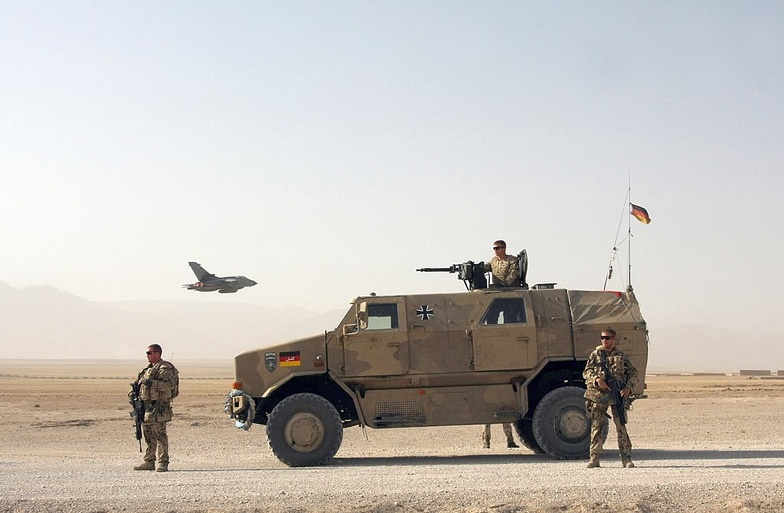 L'Allemagne doit renforcer ses effectifs militaires de 50.000 à 60.000 soldats pour répondre aux nouvelles exigences de l’OTAN. Un enjeu stratégique majeur pour sa sécurité et sa politique de défense. Wikipedia L'Allemagne doit renforcer ses effectifs militaires de 50.000 à 60.000 soldats pour répondre aux nouvelles exigences de l’OTAN. Un enjeu stratégique majeur pour sa sécurité et sa politique de défense. Wikipedia