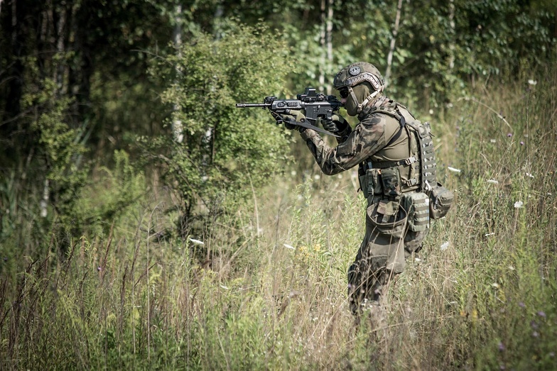 Reconnaissance faciale, IA, réseaux : pourquoi l’armée belge masque ses soldats