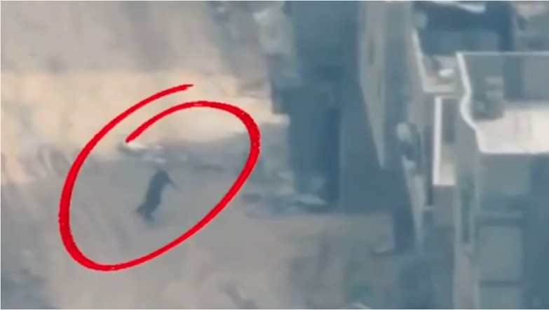 Sur cette image, on peut voir un habitant de Gaza menacé par un drone de Rafael. Capture d'écran