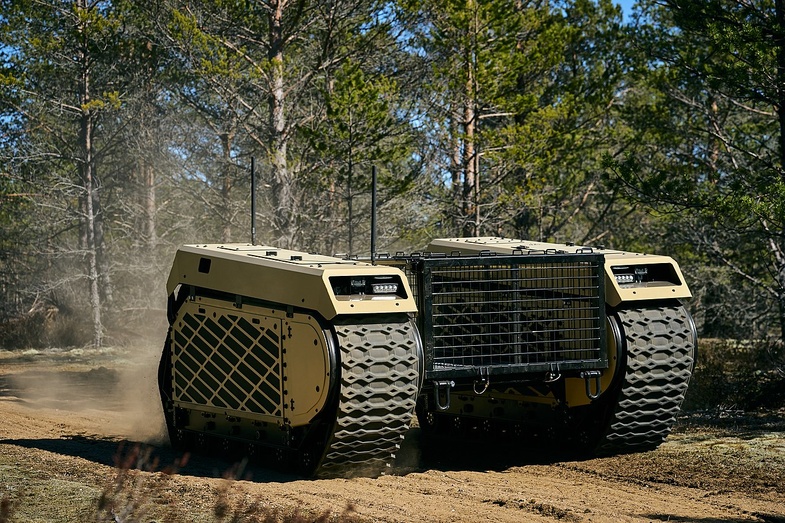 Un mini-char ukrainien télécommandé, équipé d’un lance-grenades automatique, frappe à plus d’un kilomètre. Une percée stratégique dans la Défense moderne, née d’un partenariat avec l’Estonie. Wikipedia Un mini-char ukrainien télécommandé, équipé d’un lance-grenades automatique, frappe à plus d’un kilomètre. Une percée stratégique dans la Défense moderne, née d’un partenariat avec l’Estonie. Wikipedia