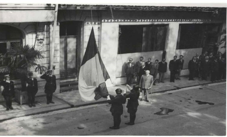 Levée des couleurs en présence du maréchal Pétain et des autorités civiles et militaires. Source : Dép. G-SHD 2007 ZM 1/301 106 Levée des couleurs en présence du maréchal Pétain et des autorités civiles et militaires. Source : Dép. G-SHD 2007 ZM 1/301 106
