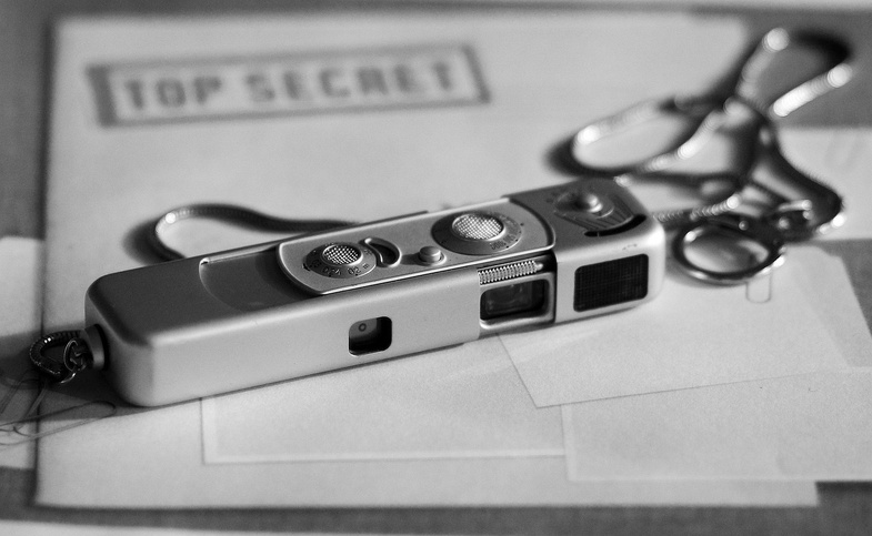 Un ancien colonel de l’armée de l’air est jugé à Lille pour avoir laissé des documents classés Secret défense dans une maison squattée. Retour sur une affaire où négligence, exploration urbaine et enjeux de sécurité nationale se croisent. Pixabay
