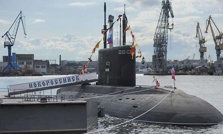 Un sous-marin russe, immobilisé au large de la Bretagne à cause d’une fuite de carburant, suscite de vives inquiétudes. L’accumulation de combustible dans la cale fait craindre un risque d’explosion majeur. Wikipedia Un sous-marin russe, immobilisé au large de la Bretagne à cause d’une fuite de carburant, suscite de vives inquiétudes. L’accumulation de combustible dans la cale fait craindre un risque d’explosion majeur. Wikipedia