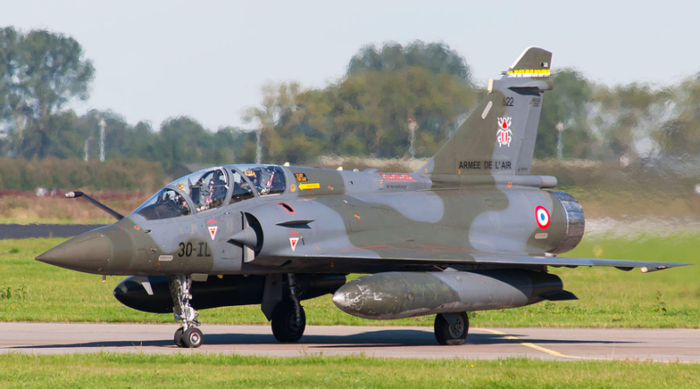 Modernisé en profondeur, le Mirage 2000D RMV devient une plateforme polyvalente capable de contrer les drones tactiques et de soutenir la Défense française dans un ciel saturé de menaces. Wikipedia