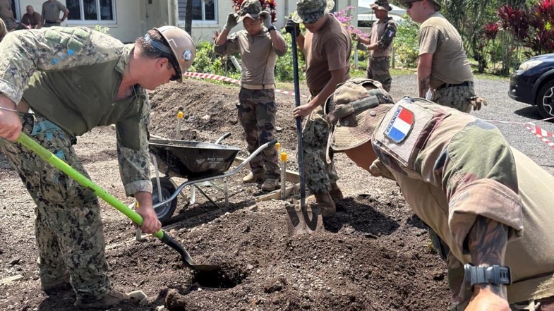 Lors de la mission Pacific Partnership menée par l’US Navy, les Forces armées françaises en Nouvelle-Calédonie ont participé à une étape stratégique aux Samoa, consolidant leur rôle dans la coopération humanitaire et la Défense régionale. Défense.gouv Lors de la mission Pacific Partnership menée par l’US Navy, les Forces armées françaises en Nouvelle-Calédonie ont participé à une étape stratégique aux Samoa, consolidant leur rôle dans la coopération humanitaire et la Défense régionale. Défense.gouv