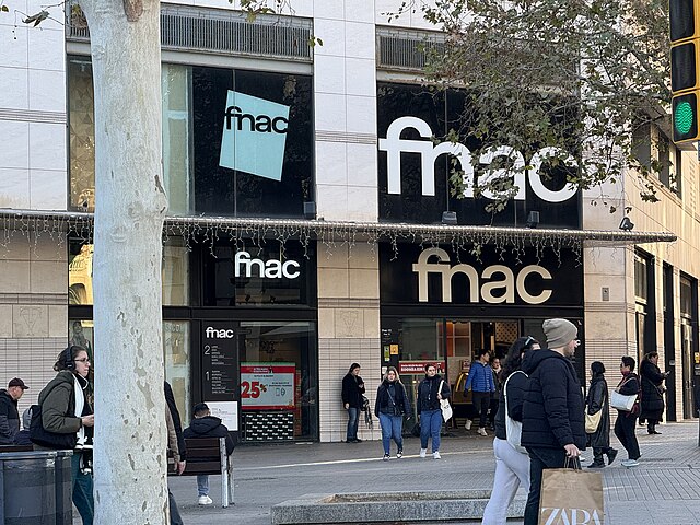 Fnac in La Plaça de Catalunya in Barcelona, Spain - Wikimédia Commons