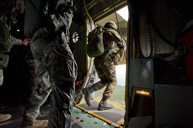 Le 2REP saute d'un C-130 Hercule lors d'un exercice conjoint - Wikimédia Commons