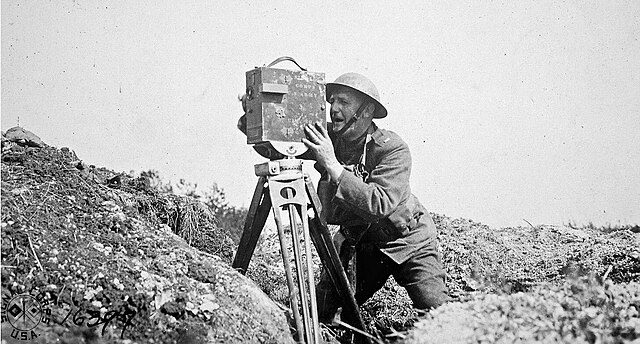 Lt. Edwin Cooper operating movie camera July 1918 - wikimédia commons