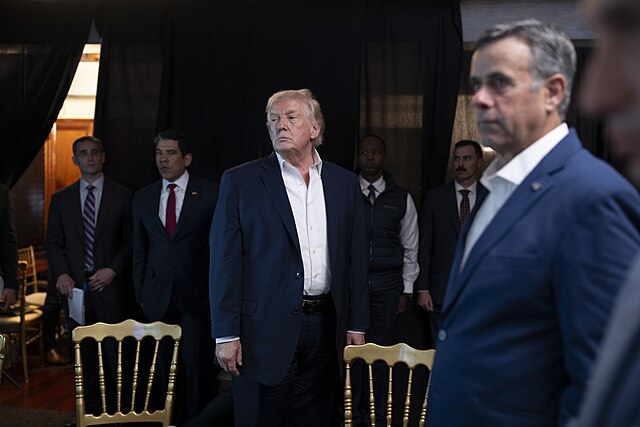 Donald Trump et le directeur de la CIA, John Ratcliffe lors de l'operation visant l'arrestation de N. Maduro - Official White House Photo by Molly Riley