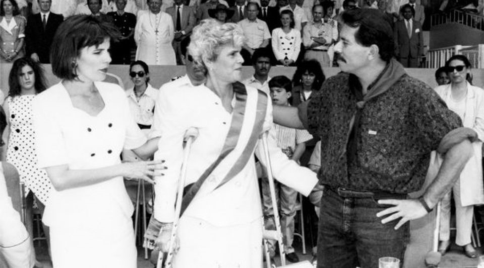 L’ex président Daniel Ortega et la présidente élue Violeta Chamorro en 1990
