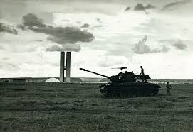 Coup d’Etat de 1964 : char déployé à Brasilia, la nouvelle capitale Coup d’Etat de 1964 : char déployé à Brasilia, la nouvelle capitale