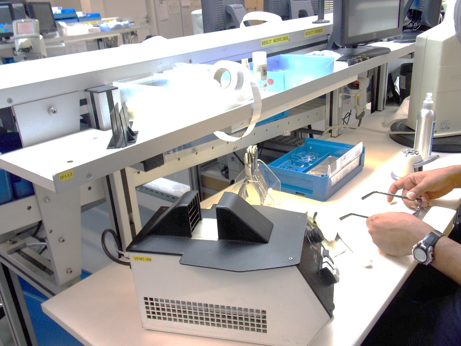 Optic 2000 : Reportage dans les coulisses de la fabrication des lunettes Optic 2000 : Reportage dans les coulisses de la fabrication des lunettes