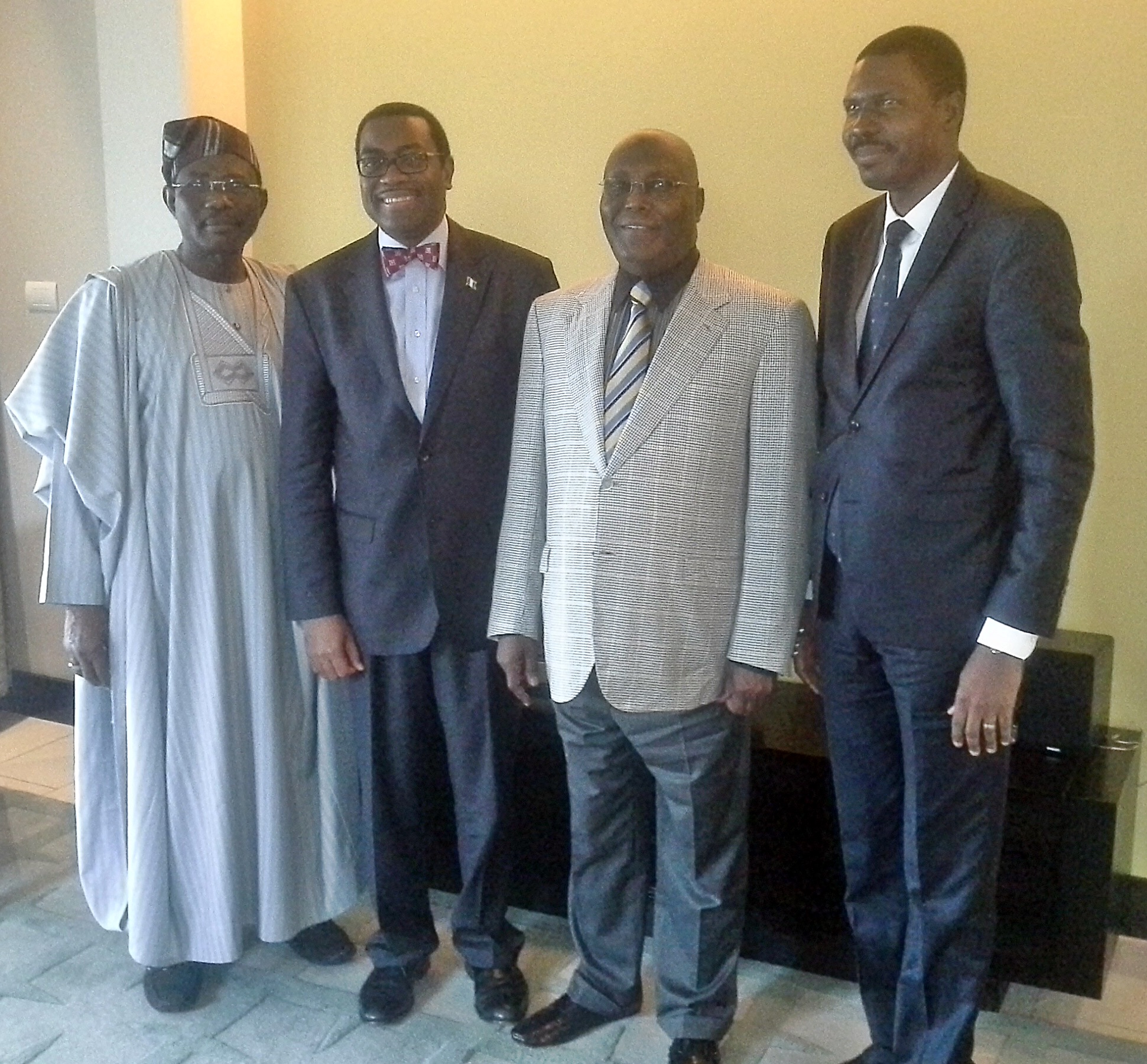 De gauche à droite: Sénateur Obende Domingo (Nigeria),  Akinwumi Adesina (Pdt de la BAD), Atiku Abubakar (Ancien Vice - président du Nigéria) et Daniel Edah, candidat à l'élection présidentielle 2016 au Bénin