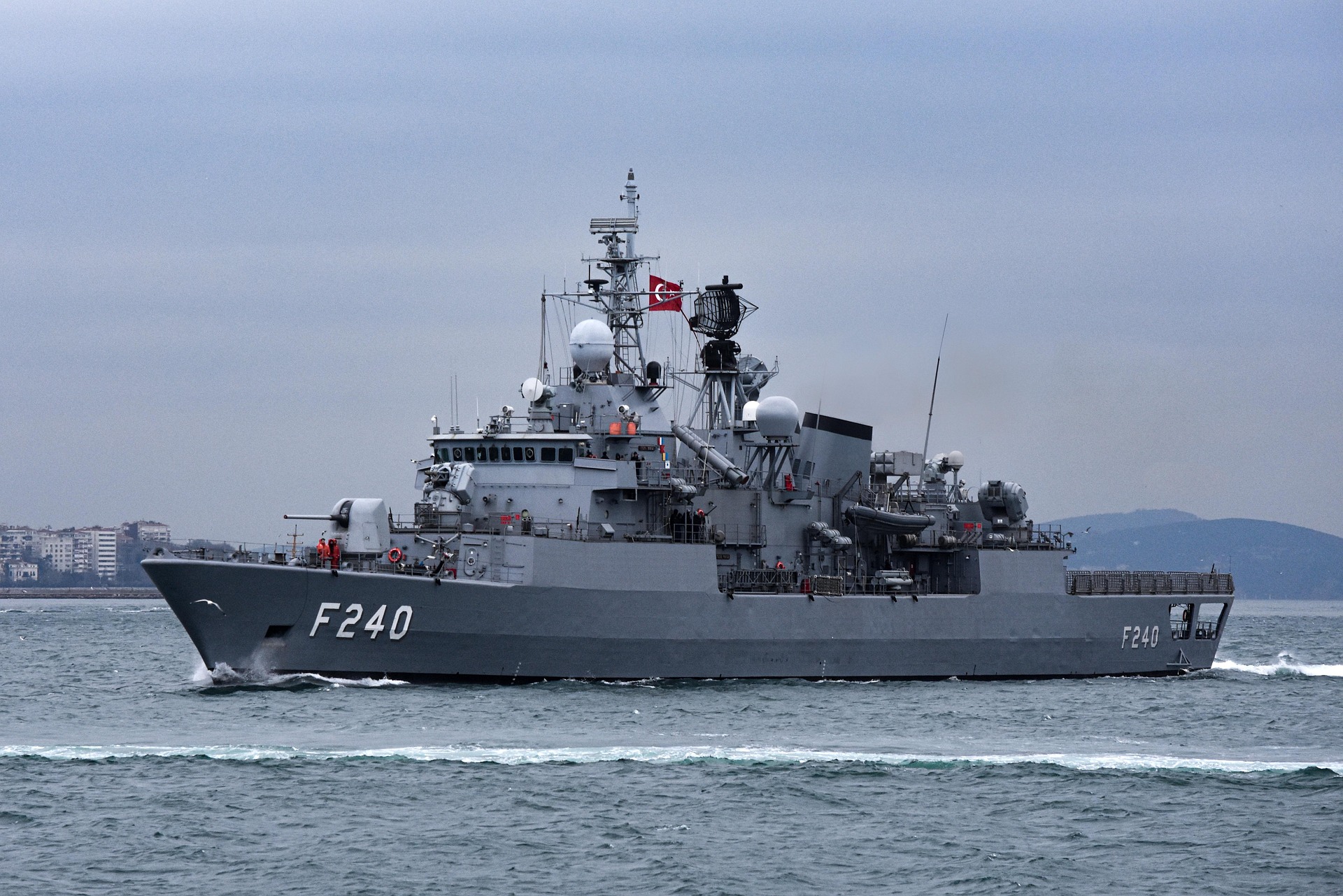 Marine nationale : au cœur de la lutte antidrogue révélée par le JDEF sur LCP