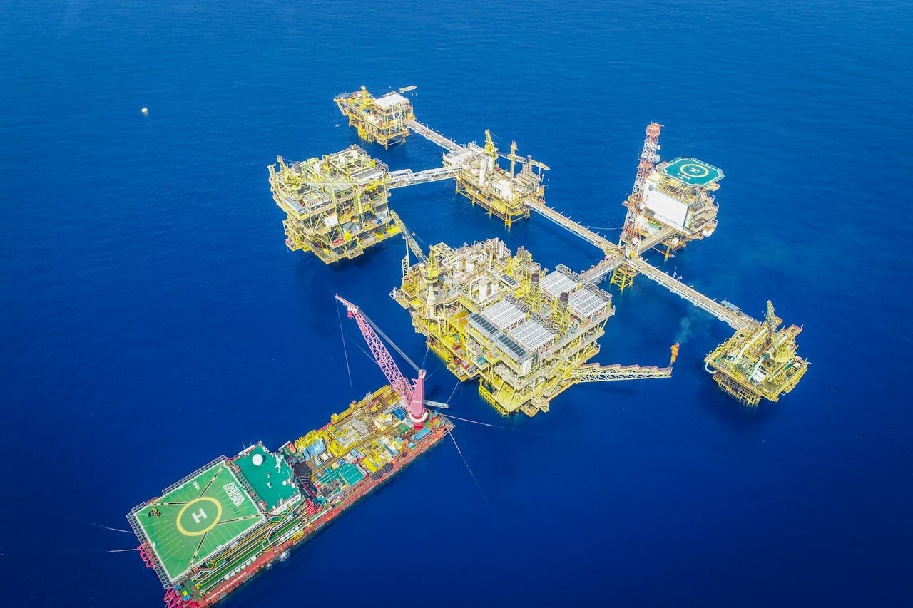 Le déclin du pétrole et du gaz : un défi stratégique pour la souveraineté énergétique