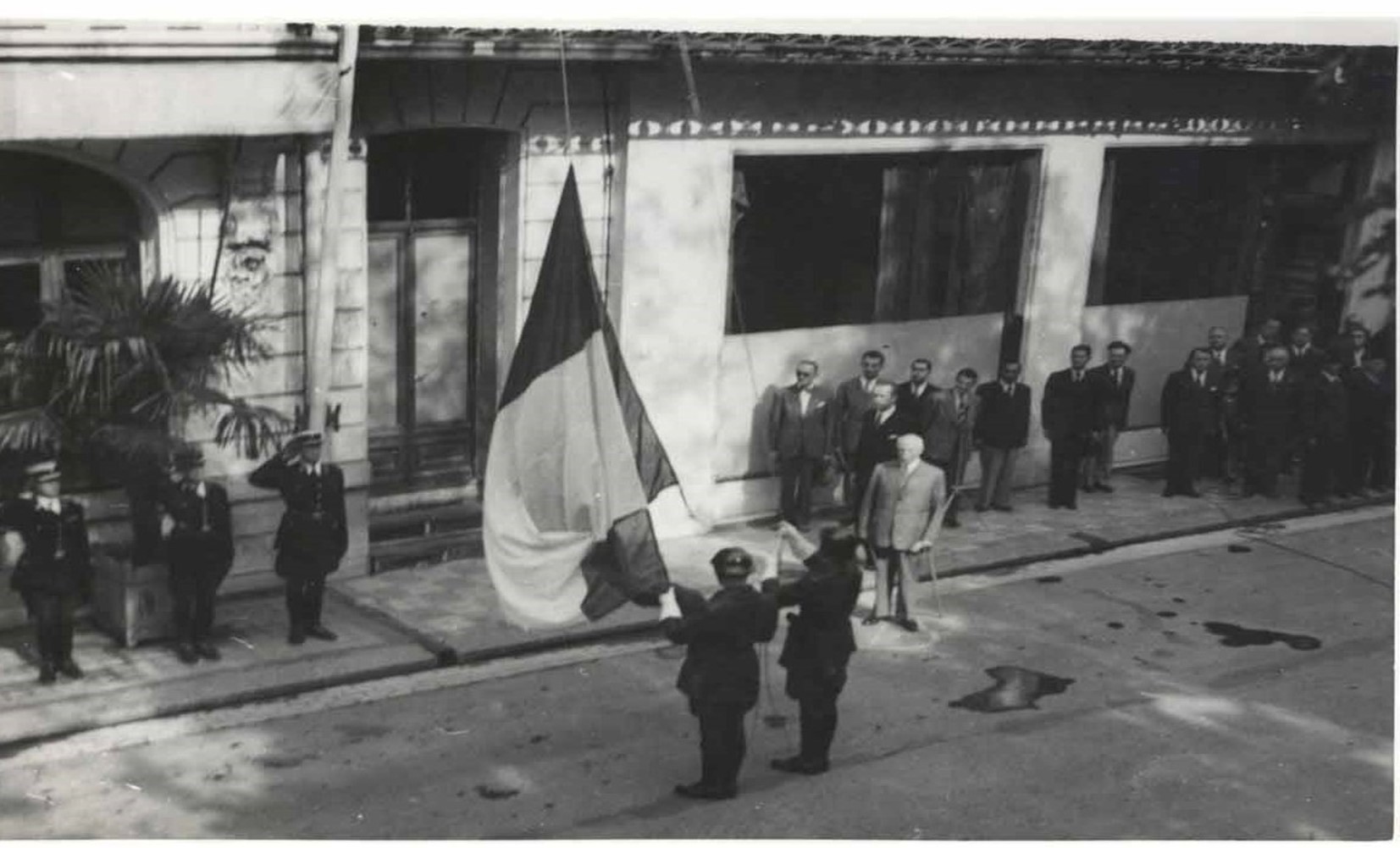 Levée des couleurs en présence du maréchal Pétain et des autorités civiles et militaires. Source : Dép. G-SHD 2007 ZM 1/301 106 Levée des couleurs en présence du maréchal Pétain et des autorités civiles et militaires. Source : Dép. G-SHD 2007 ZM 1/301 106