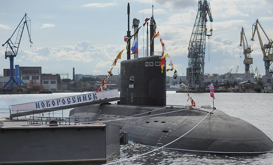 Un sous-marin russe, immobilisé au large de la Bretagne à cause d’une fuite de carburant, suscite de vives inquiétudes. L’accumulation de combustible dans la cale fait craindre un risque d’explosion majeur. Wikipedia