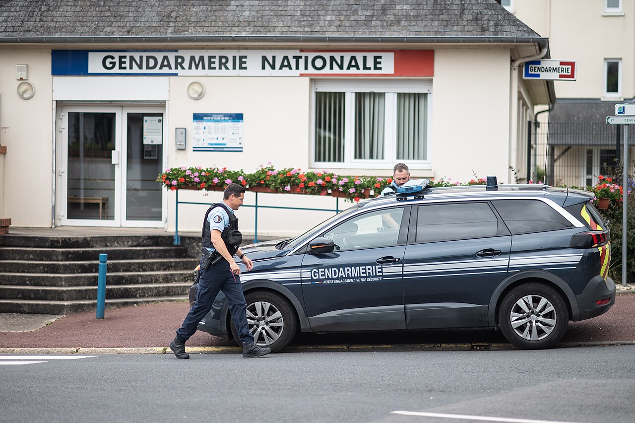 Malgré une hausse annoncée des crédits pour 2026, la Gendarmerie nationale fait face à des défis majeurs : matériel vieillissant, immobilier en crise, effectifs insuffisants. Le général Hubert Bonneau alerte sur un modèle à bout de souffle. Wikipedia