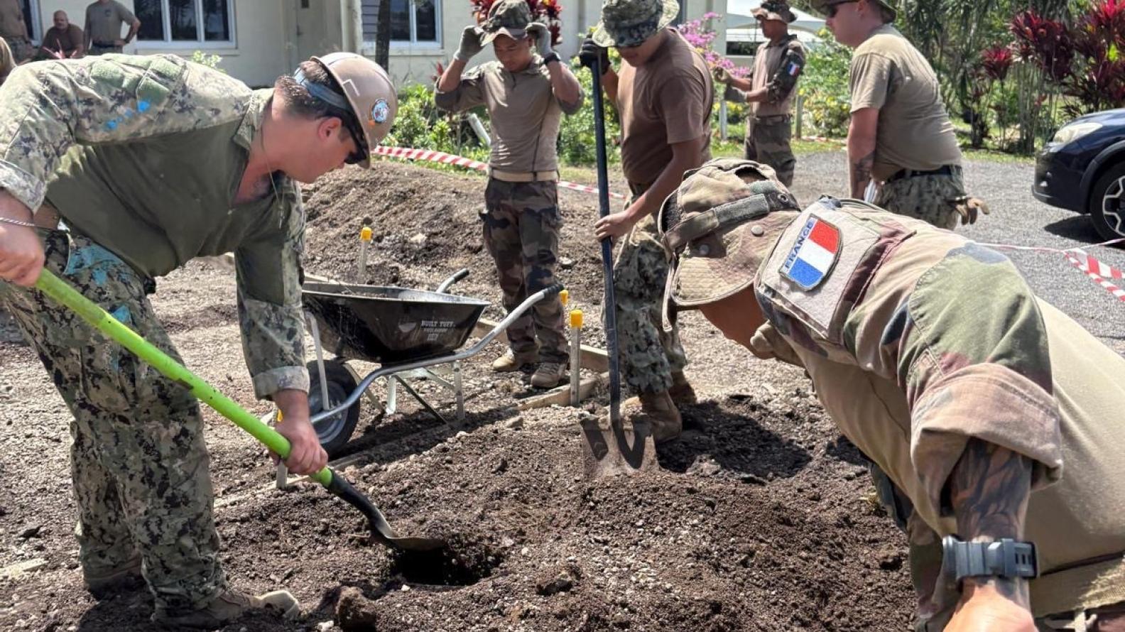 Lors de la mission Pacific Partnership menée par l’US Navy, les Forces armées françaises en Nouvelle-Calédonie ont participé à une étape stratégique aux Samoa, consolidant leur rôle dans la coopération humanitaire et la Défense régionale. Défense.gouv