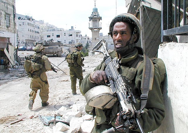 Israel Defense Forces - Standing Guard in Nablus. Wikimédia commons